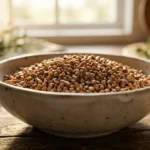 Le sarrasin, pseudo-céréale naturellement sans gluten, se cuisine sous différentes formes ; en cas de maladie cœliaque, choisir un produit adapté.