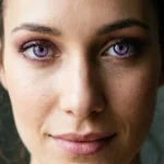 Un maquillage prune léger met en valeur un regard noisette, sans présenter l’iris comme naturellement violet.